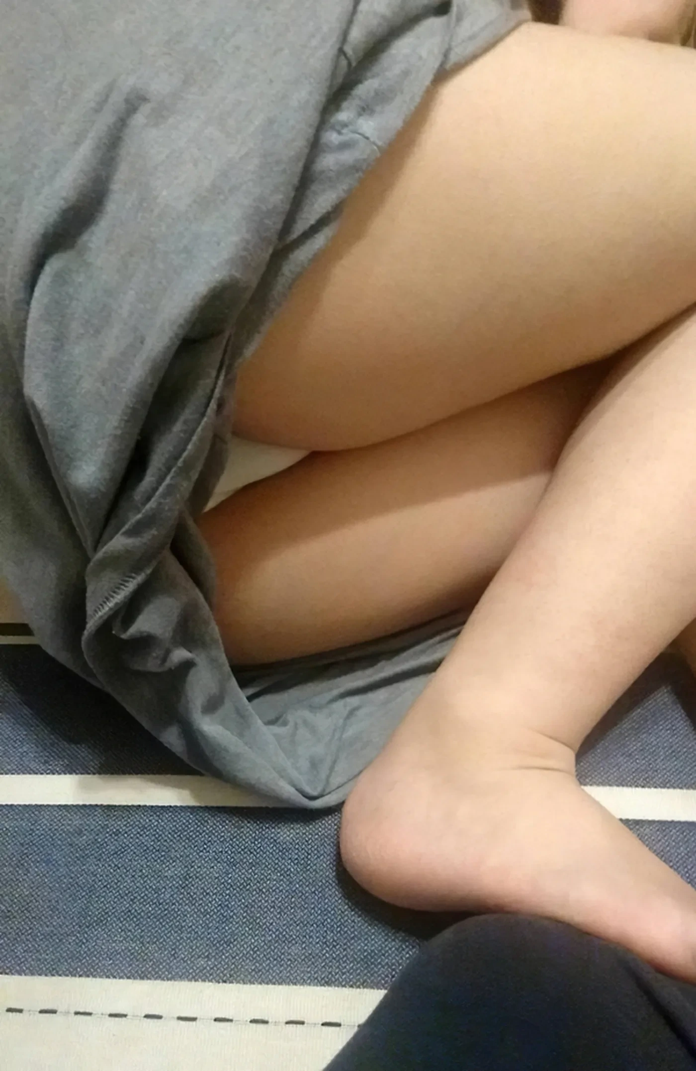 油断しすぎた素人の家庭内パンチラエロ画像 10