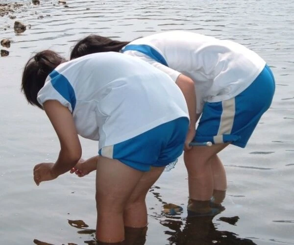 ジャージのお尻にくっきり浮かび上がるパン線を盗撮した素人エロ画像 13