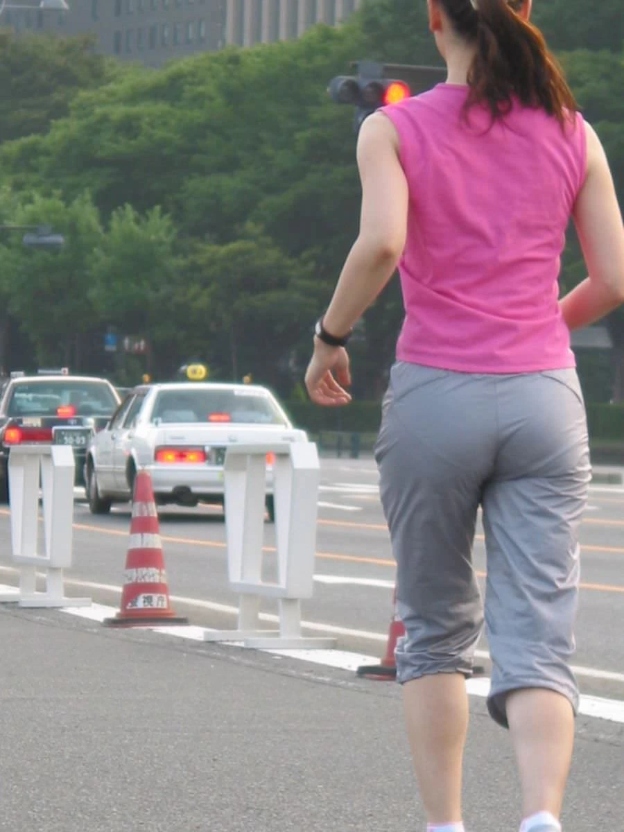 ジャージのお尻にくっきり浮かび上がるパン線を盗撮した素人エロ画像 29