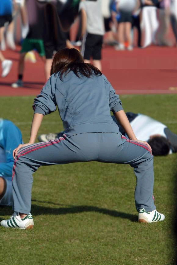 ジャージのお尻にくっきり浮かび上がるパン線を盗撮した素人エロ画像 17