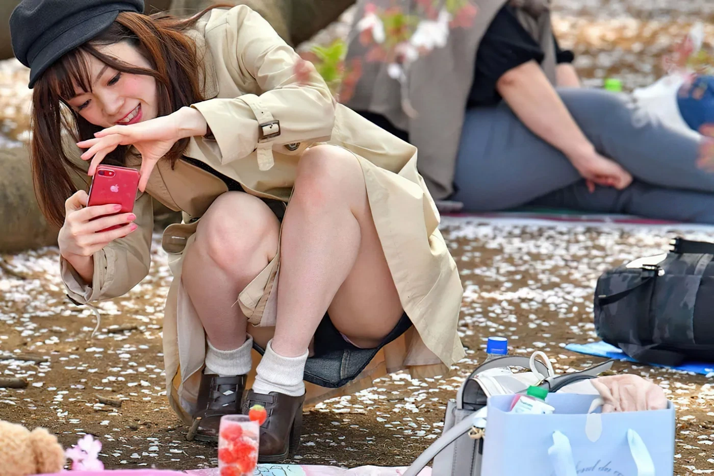 素人のしゃがみパンチラ盗撮画像 21