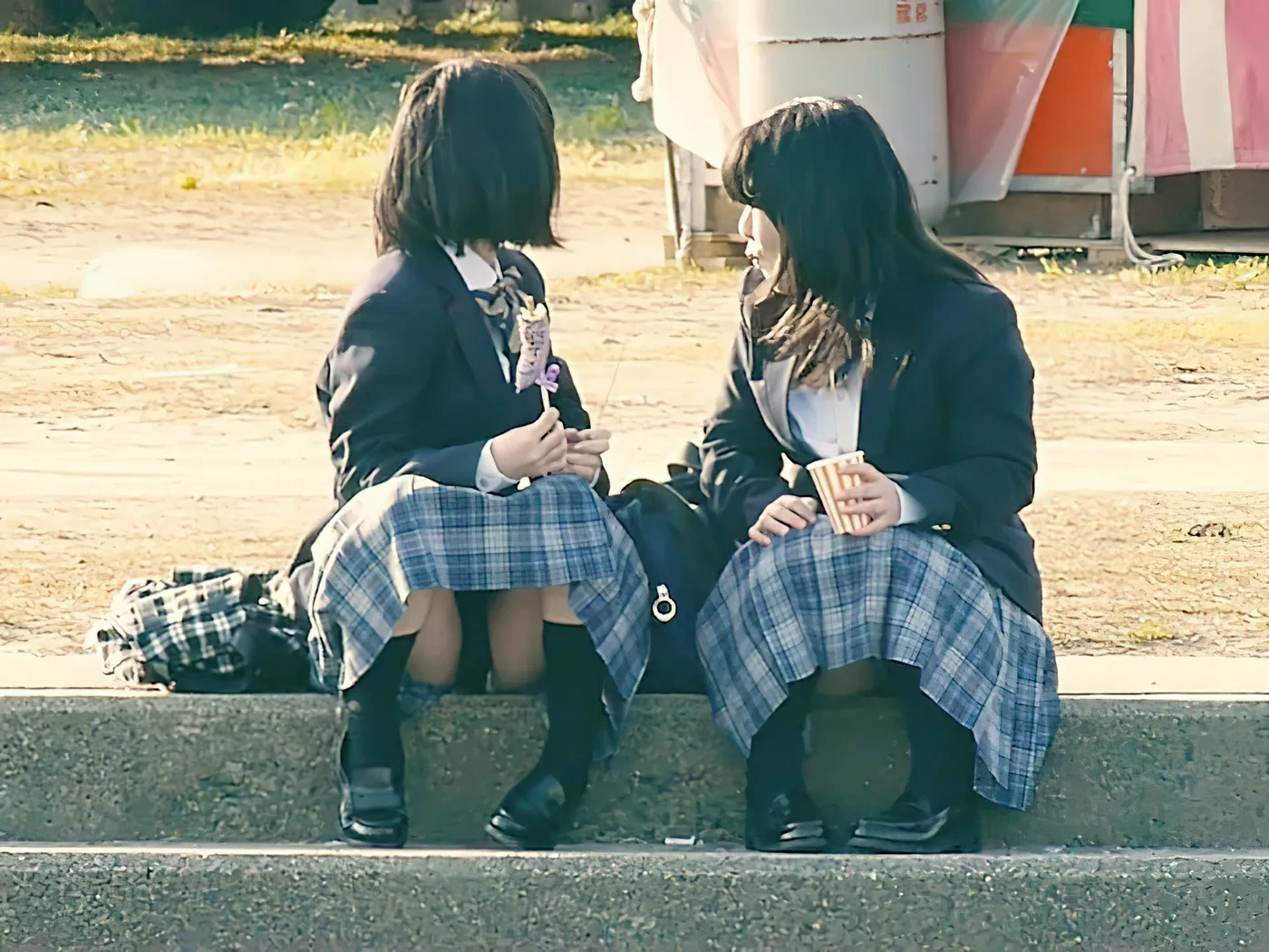 素人のしゃがみパンチラ盗撮画像 27