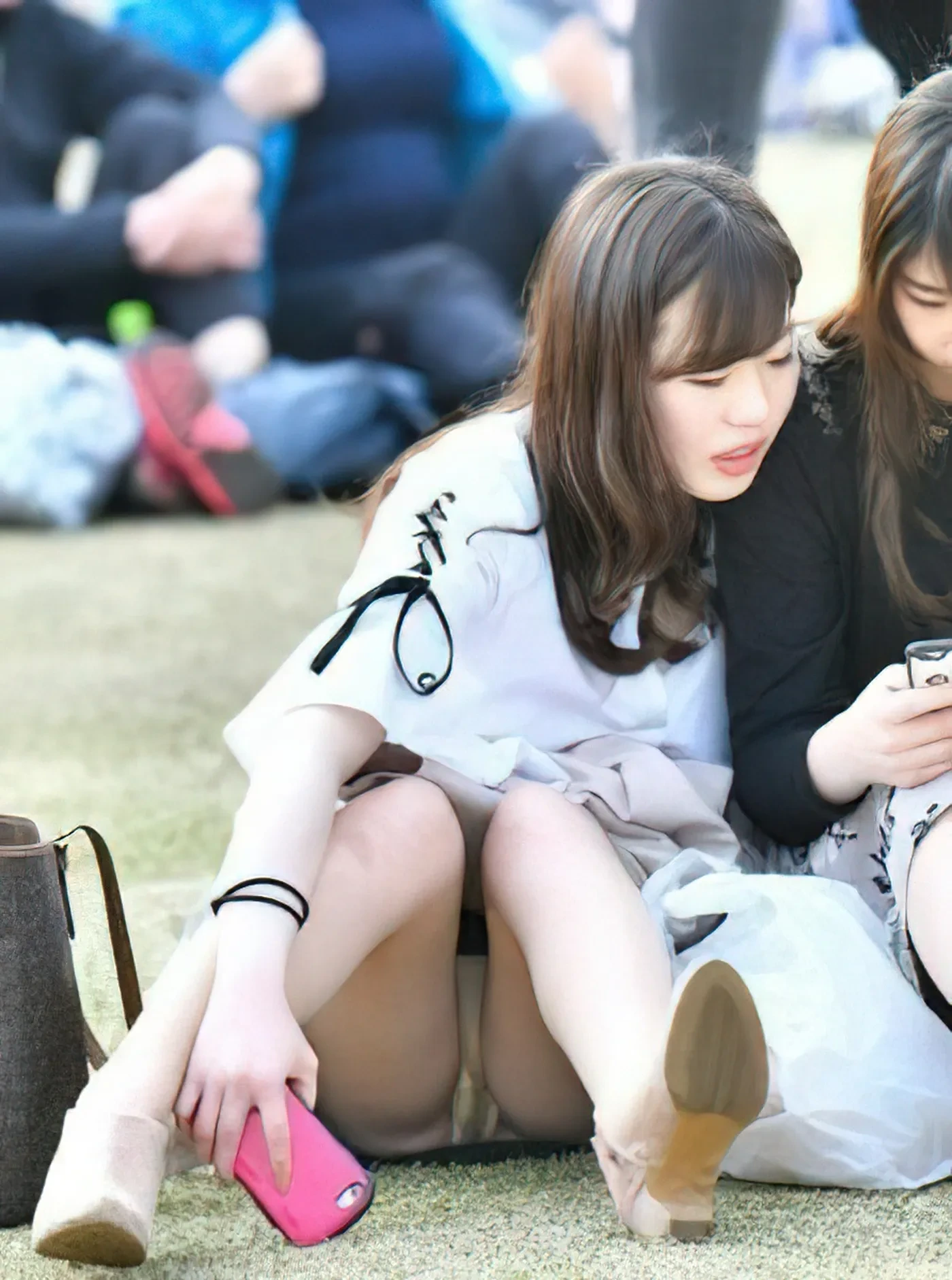 素人のしゃがみパンチラ盗撮画像 25