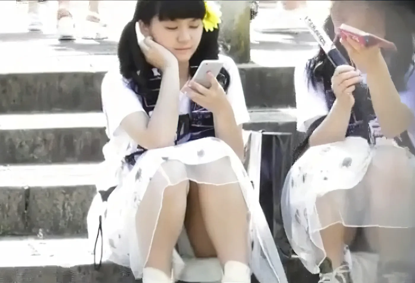 素人のしゃがみパンチラ盗撮画像 3