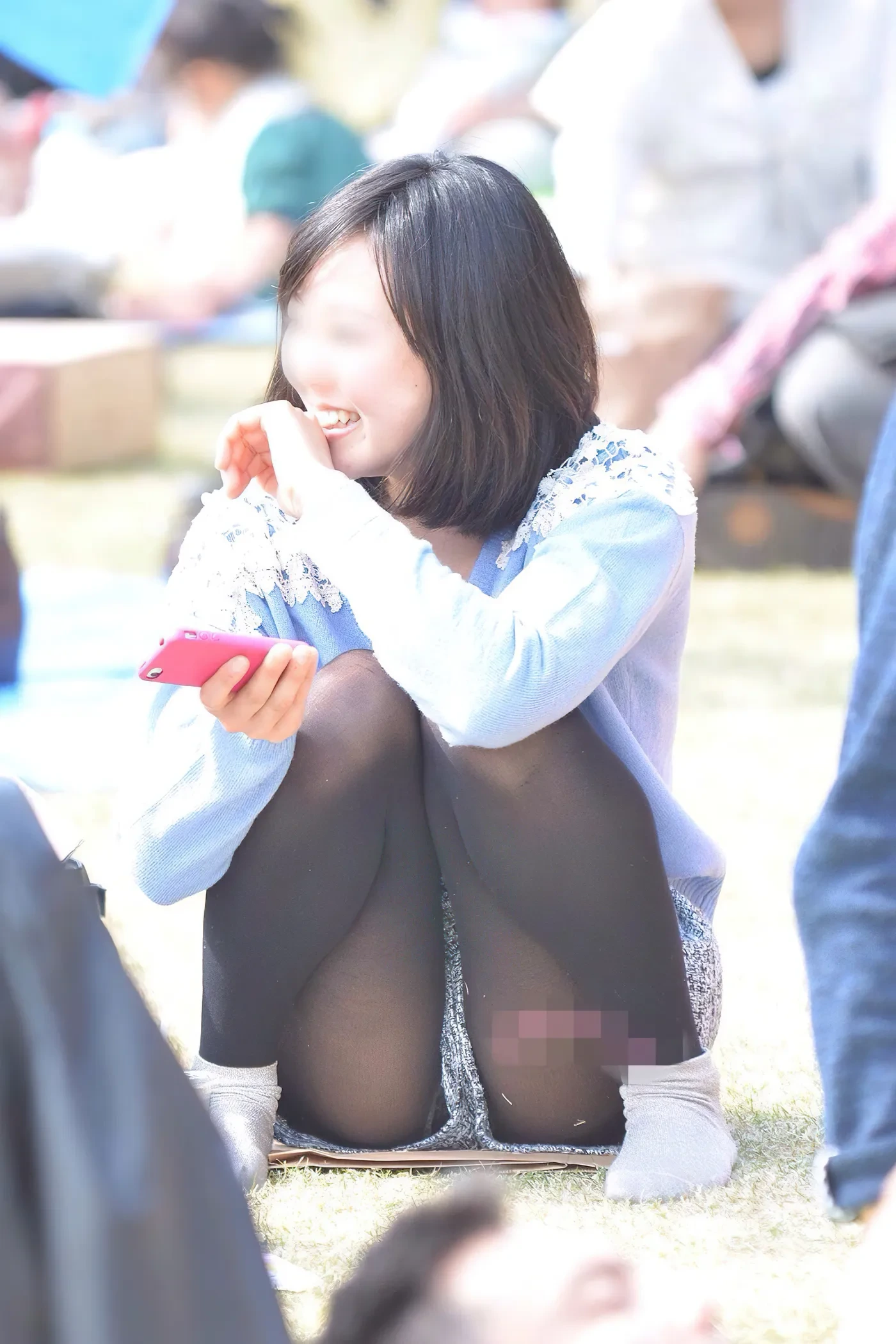 素人のしゃがみパンチラ盗撮画像 4