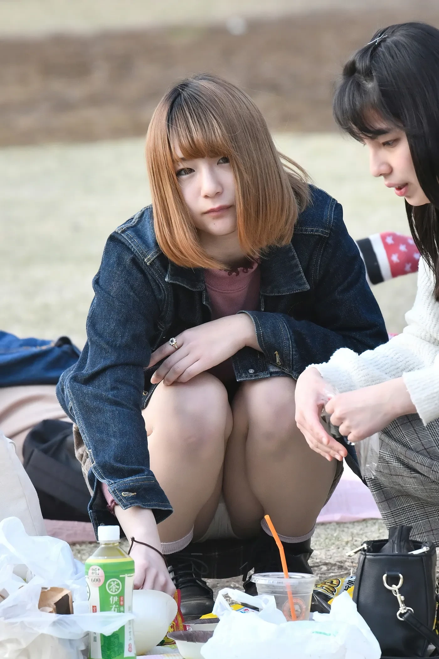 素人のしゃがみパンチラ盗撮画像 5