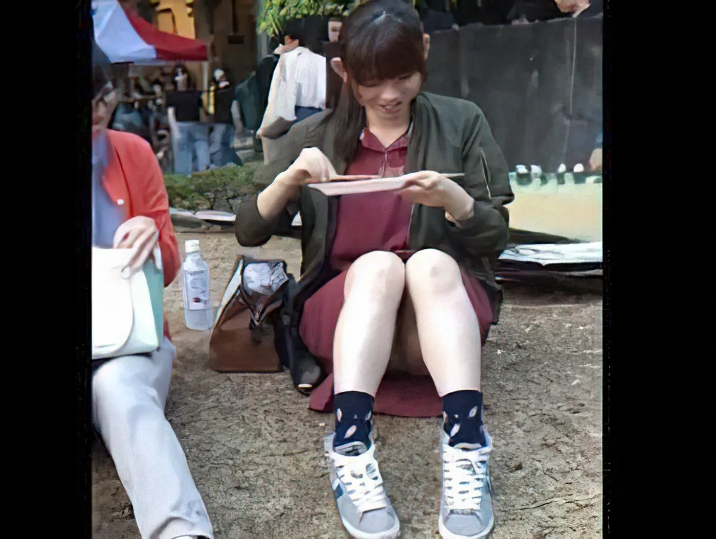 素人のしゃがみパンチラ盗撮画像 9