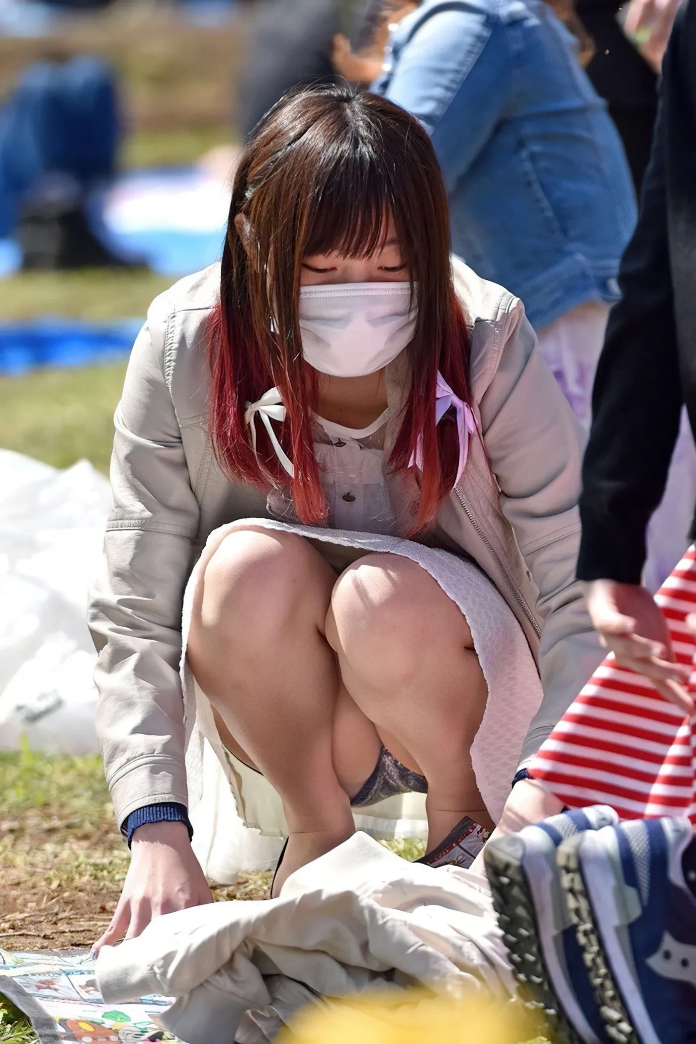 素人のしゃがみパンチラ盗撮画像 11