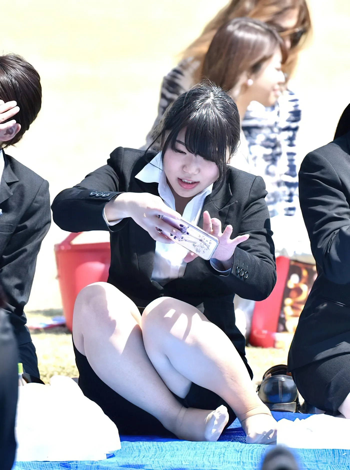 素人のしゃがみパンチラ盗撮画像 12