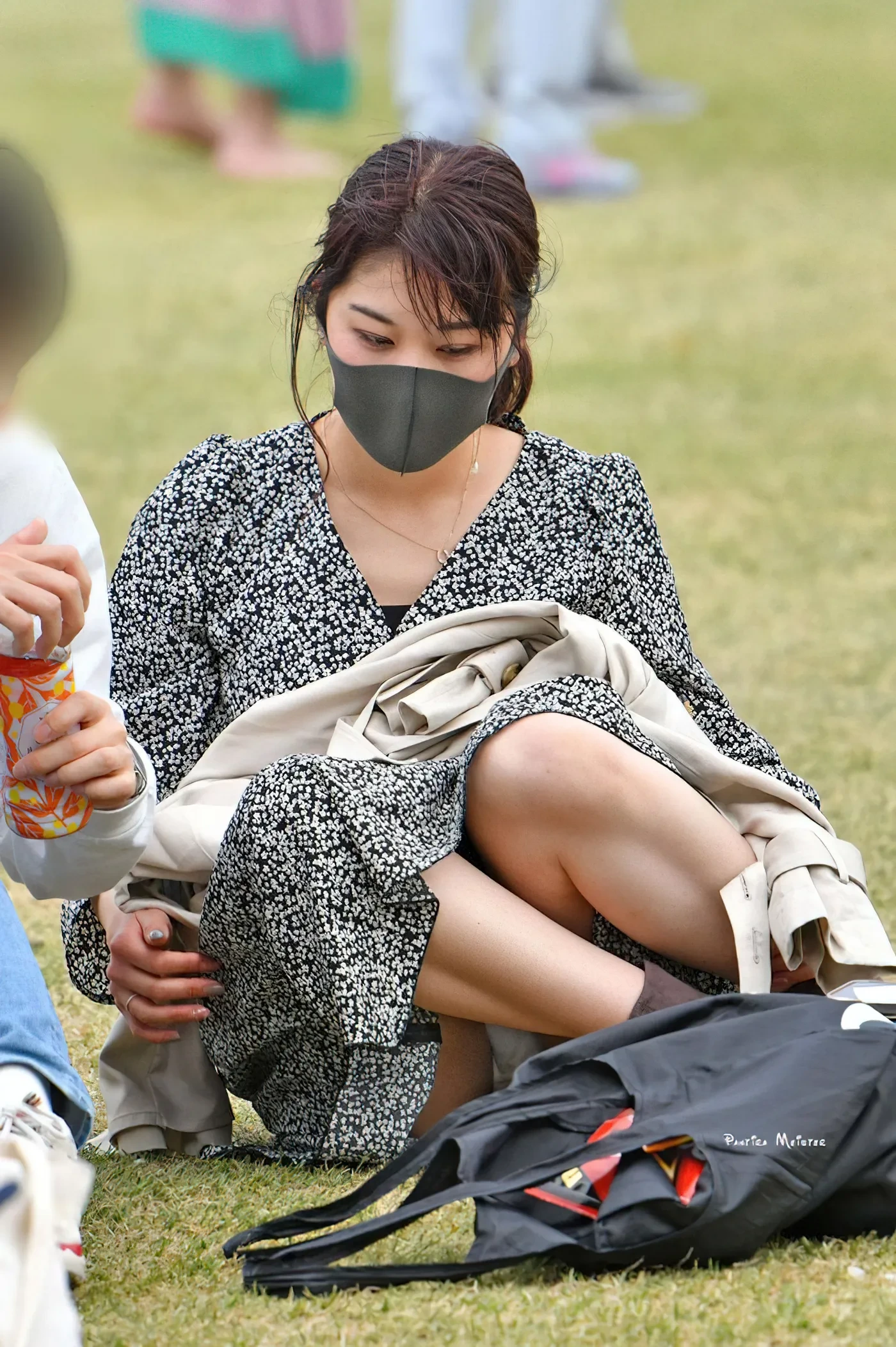 素人のしゃがみパンチラ盗撮画像 18