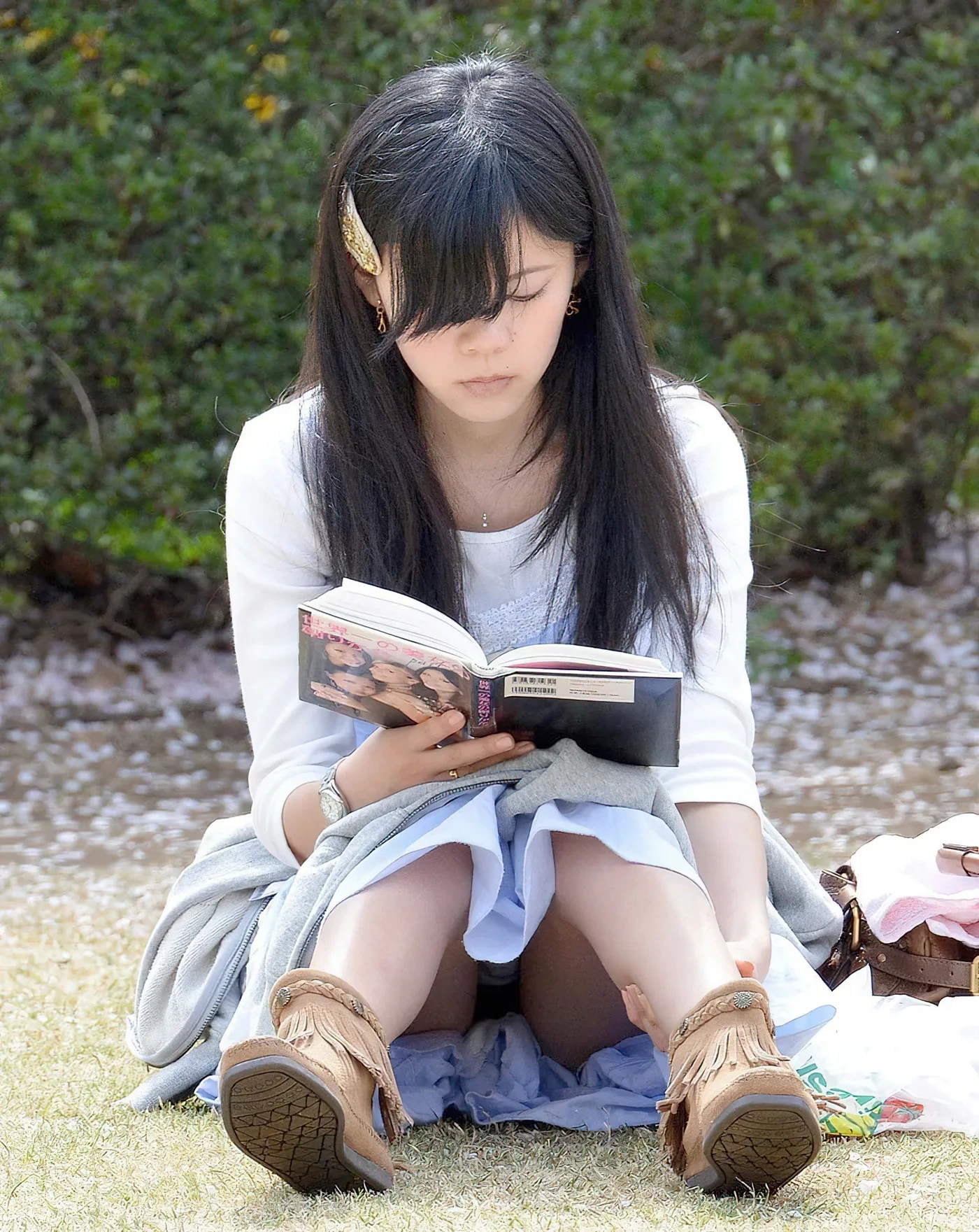 素人のしゃがみパンチラ盗撮画像 20