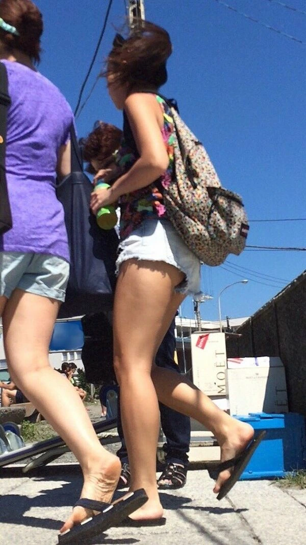丈が短すぎてパンツやお尻が見えちゃうホットパンツ盗撮エロ画像 3
