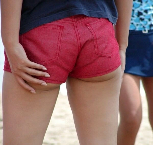 丈が短すぎてパンツやお尻が見えちゃうホットパンツ盗撮エロ画像 11