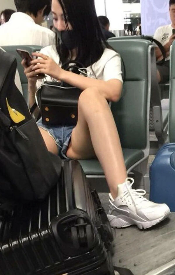 丈が短すぎてパンツやお尻が見えちゃうホットパンツ盗撮エロ画像 9