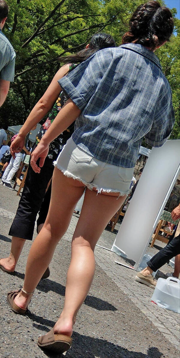 丈が短すぎてパンツやお尻が見えちゃうホットパンツ盗撮エロ画像 20