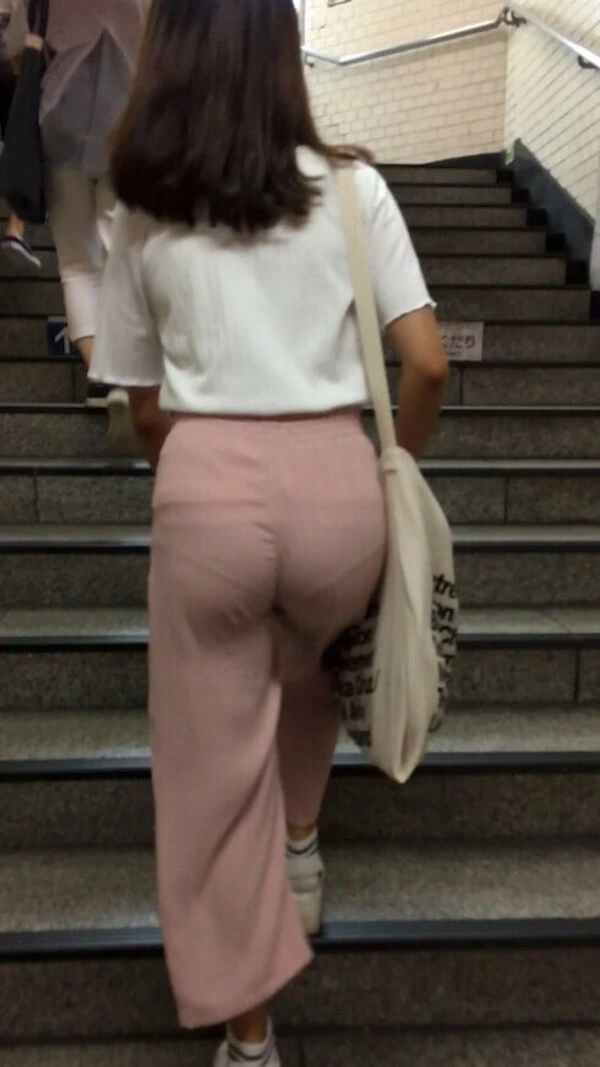 スキニーパンツやスリムパンツのパン線がくっきり浮かんだ盗撮画像 2