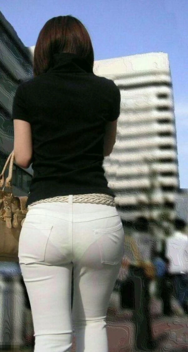 スキニーパンツやスリムパンツのパン線がくっきり浮かんだ盗撮画像 3