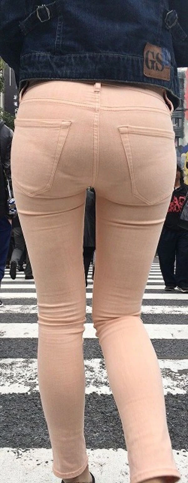 スキニーパンツやスリムパンツのパン線がくっきり浮かんだ盗撮画像 6