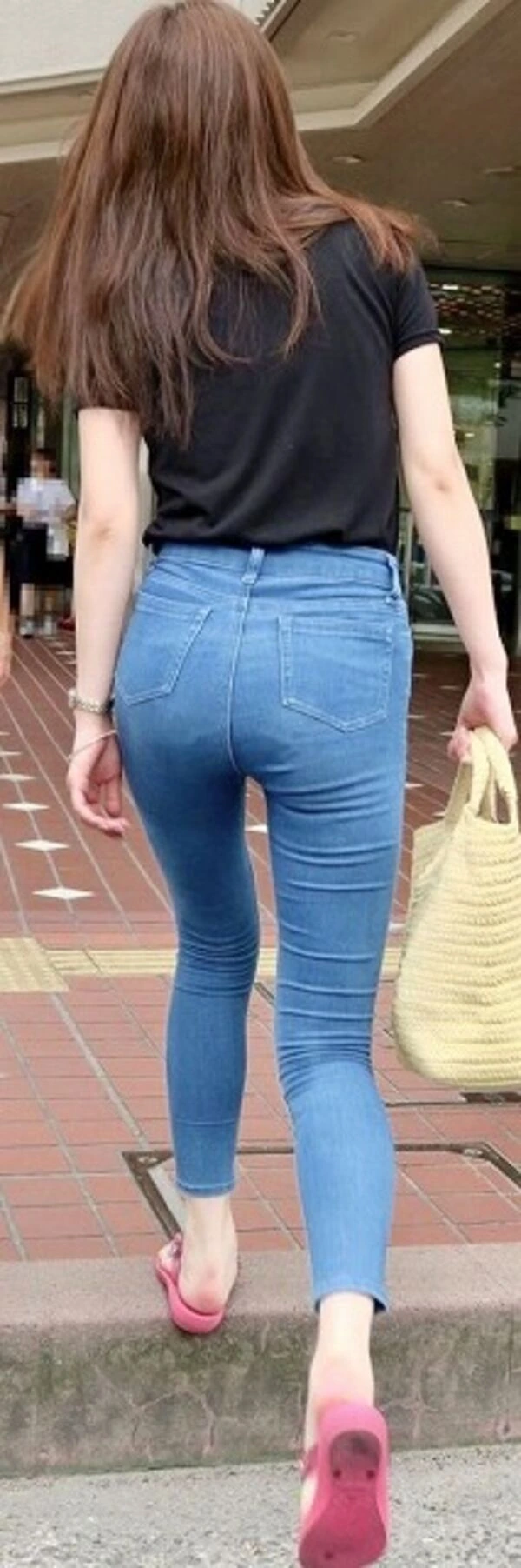 スキニーパンツやスリムパンツのパン線がくっきり浮かんだ盗撮画像 8
