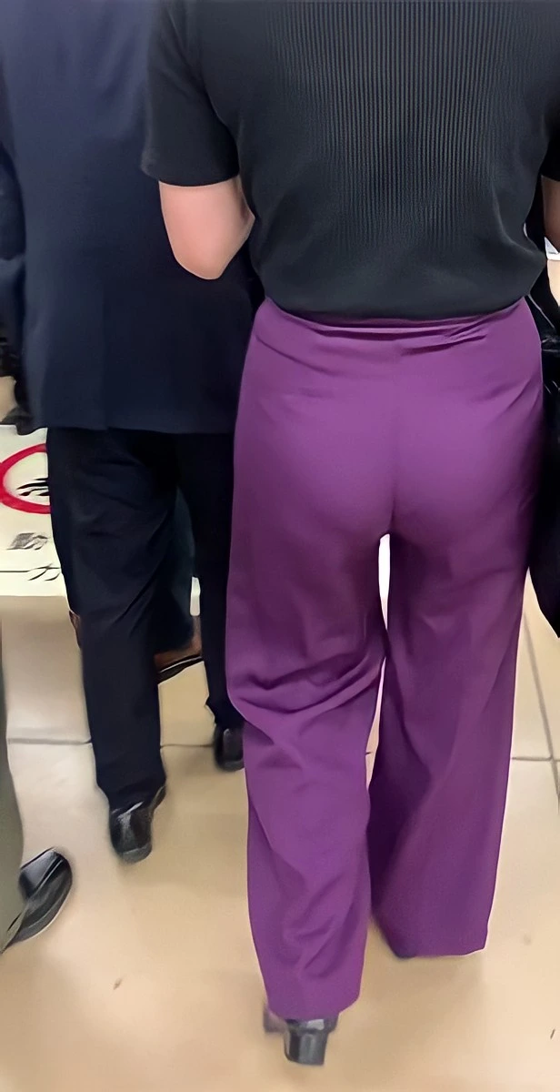 スキニーパンツやスリムパンツのパン線がくっきり浮かんだ盗撮画像 9