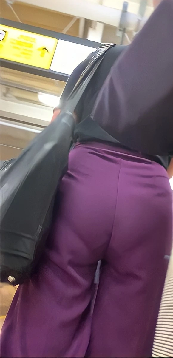 スキニーパンツやスリムパンツのパン線がくっきり浮かんだ盗撮画像 10