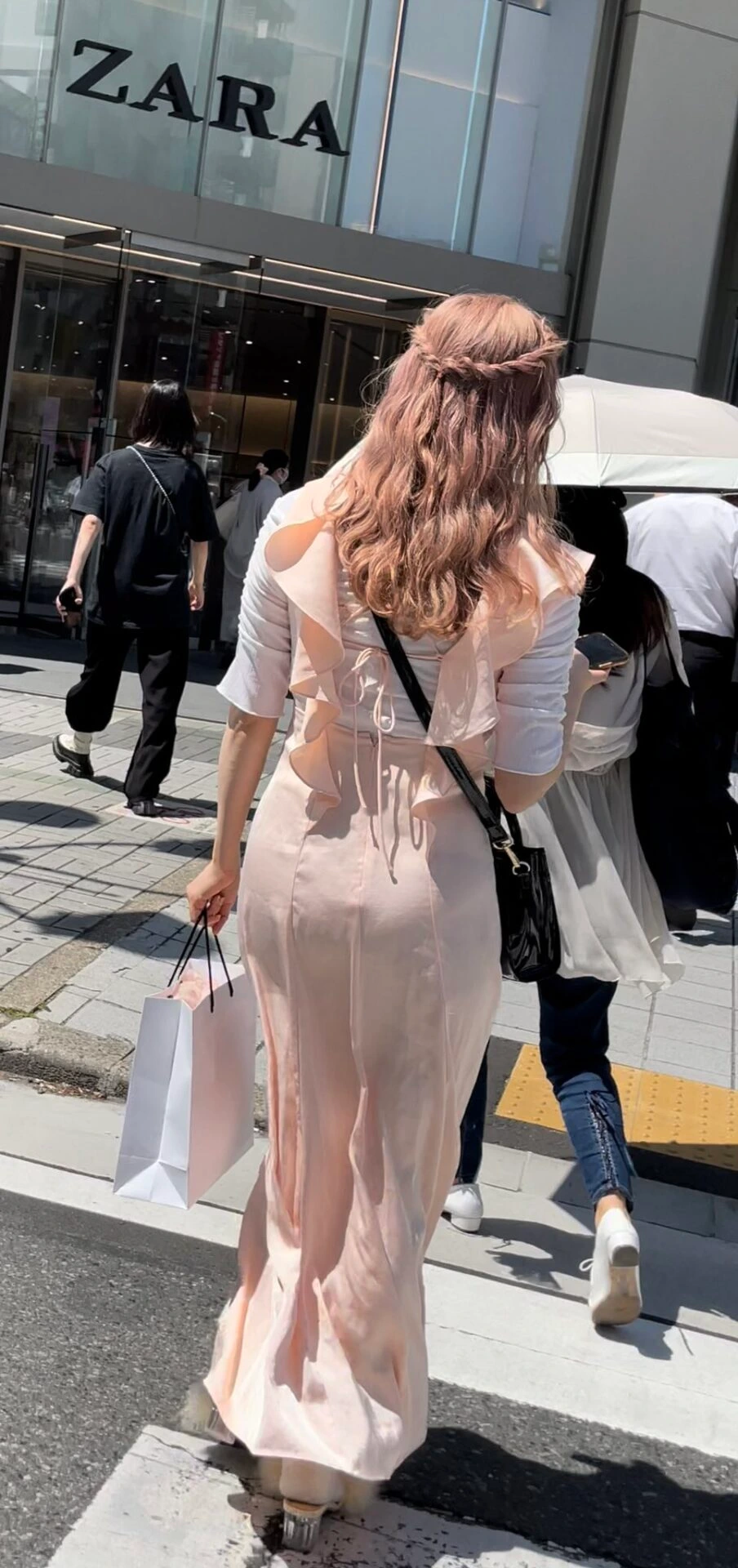 スキニーパンツやスリムパンツのパン線がくっきり浮かんだ盗撮画像 12