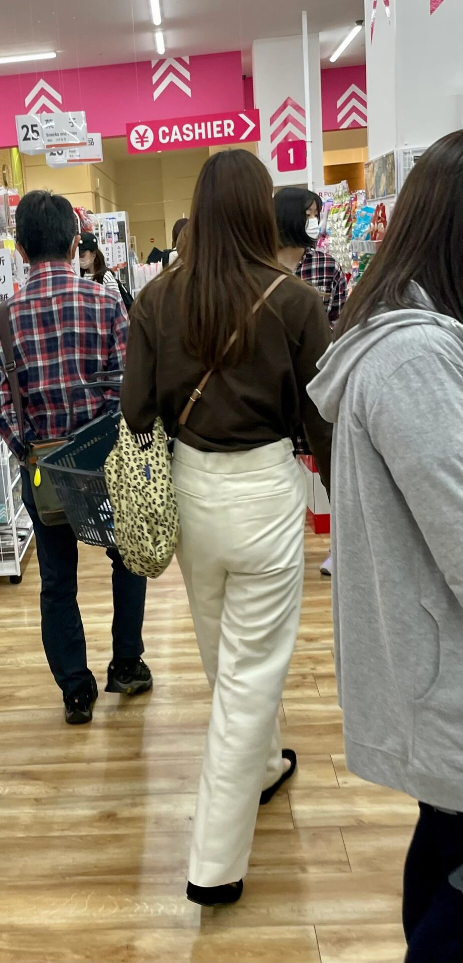 スキニーパンツやスリムパンツのパン線がくっきり浮かんだ盗撮画像 17