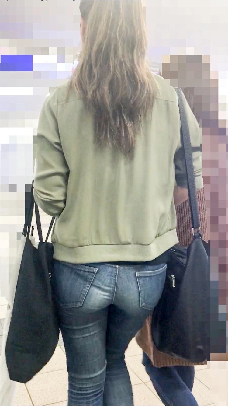 スキニーパンツやスリムパンツのパン線がくっきり浮かんだ盗撮画像 18