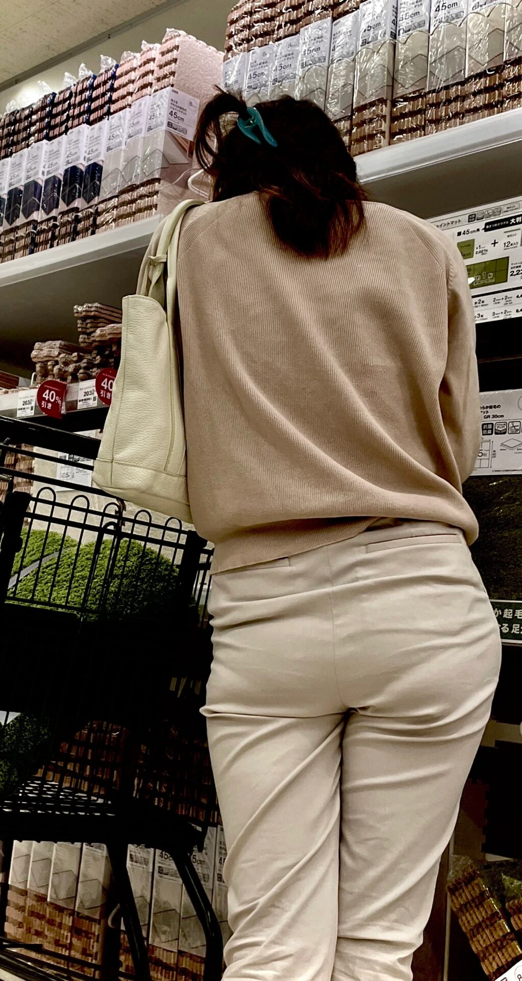 スキニーパンツやスリムパンツのパン線がくっきり浮かんだ盗撮画像 21