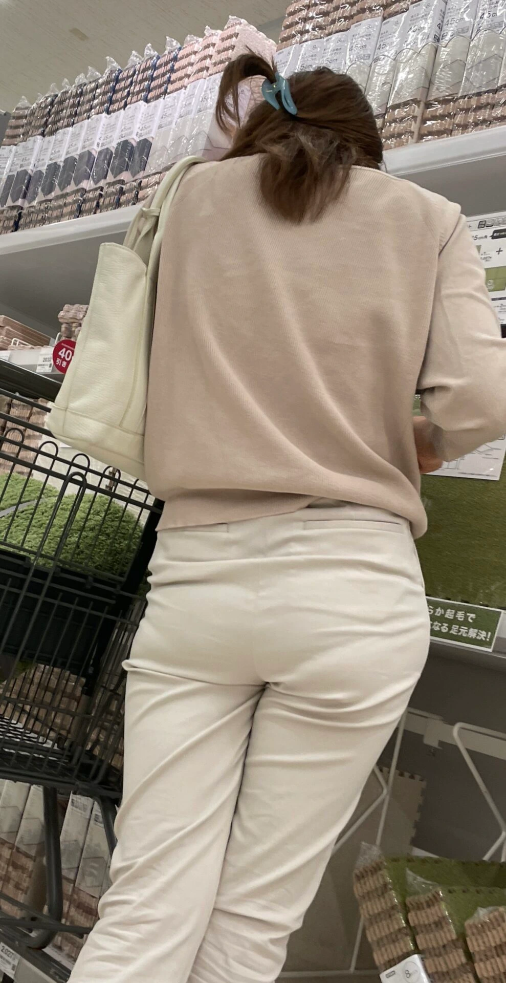 スキニーパンツやスリムパンツのパン線がくっきり浮かんだ盗撮画像 22