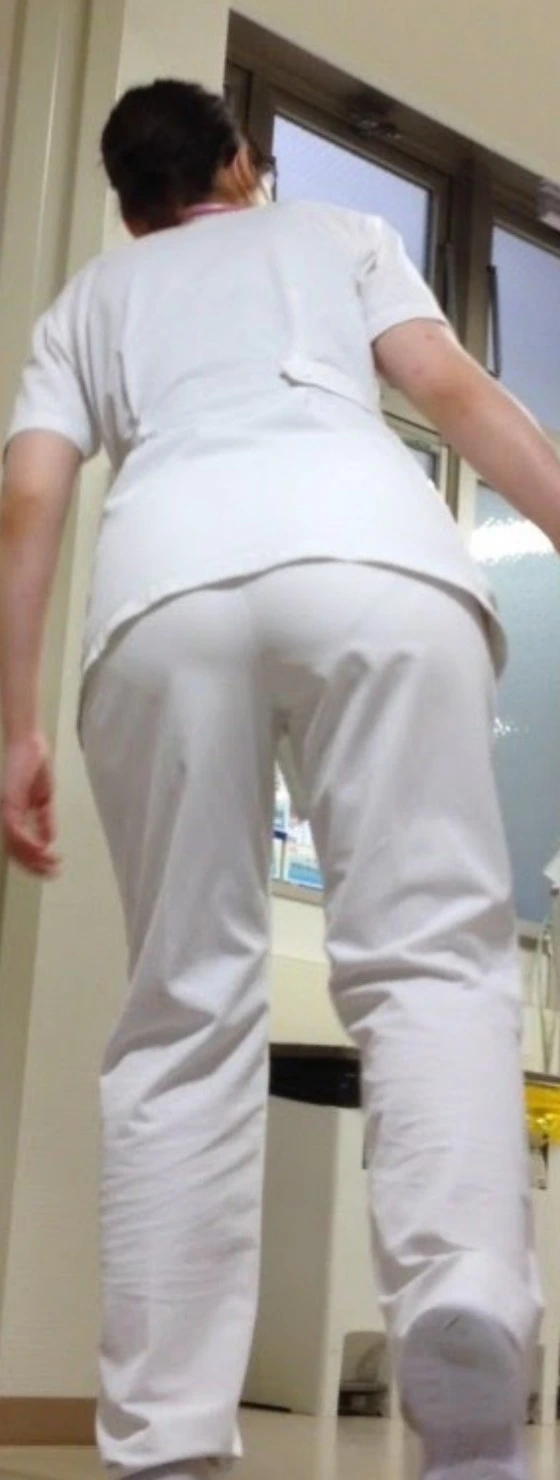 スキニーパンツやスリムパンツのパン線がくっきり浮かんだ盗撮画像 26