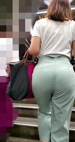 スキニーパンツやスリムパンツのパン線がくっきり浮かんだ盗撮画像 29