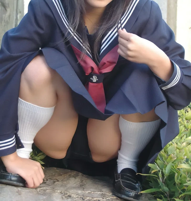 めちゃシコなJKのしゃがみパンチラ画像 2
