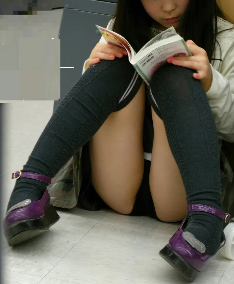 めちゃシコなJKのしゃがみパンチラ画像 4