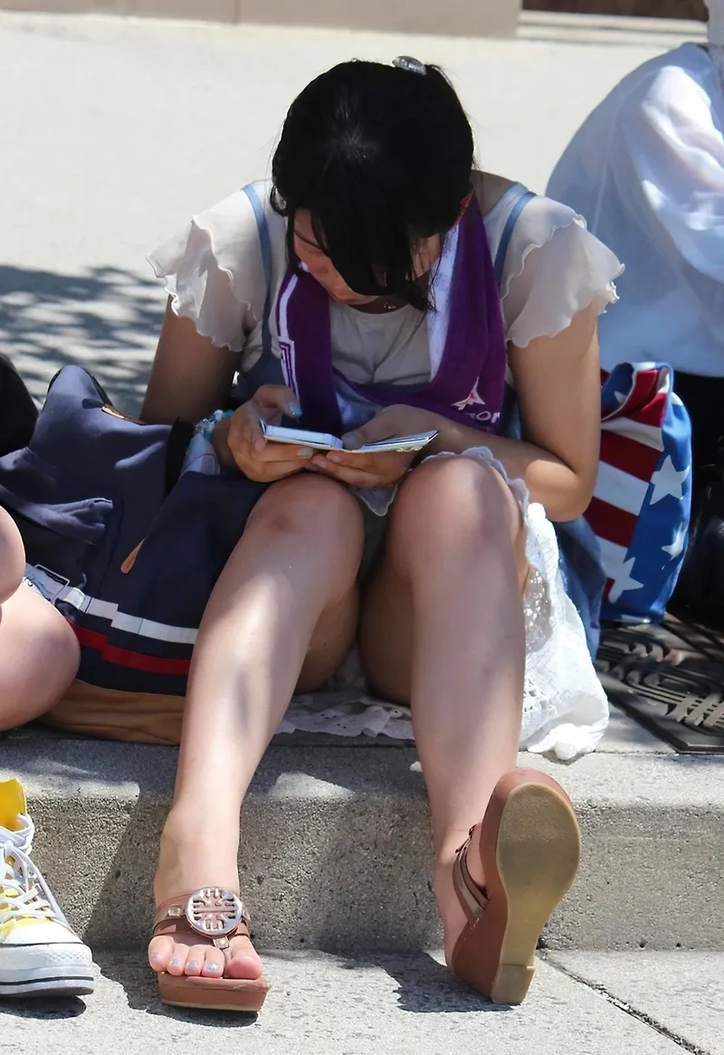めちゃシコなJKのしゃがみパンチラ画像 3