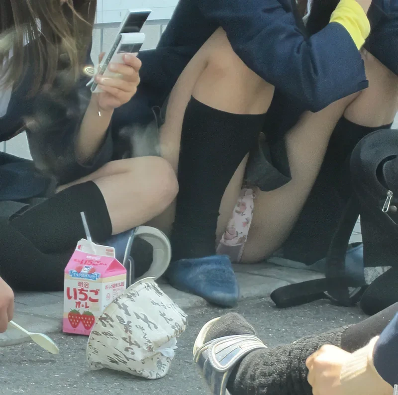 めちゃシコなJKのしゃがみパンチラ画像 6