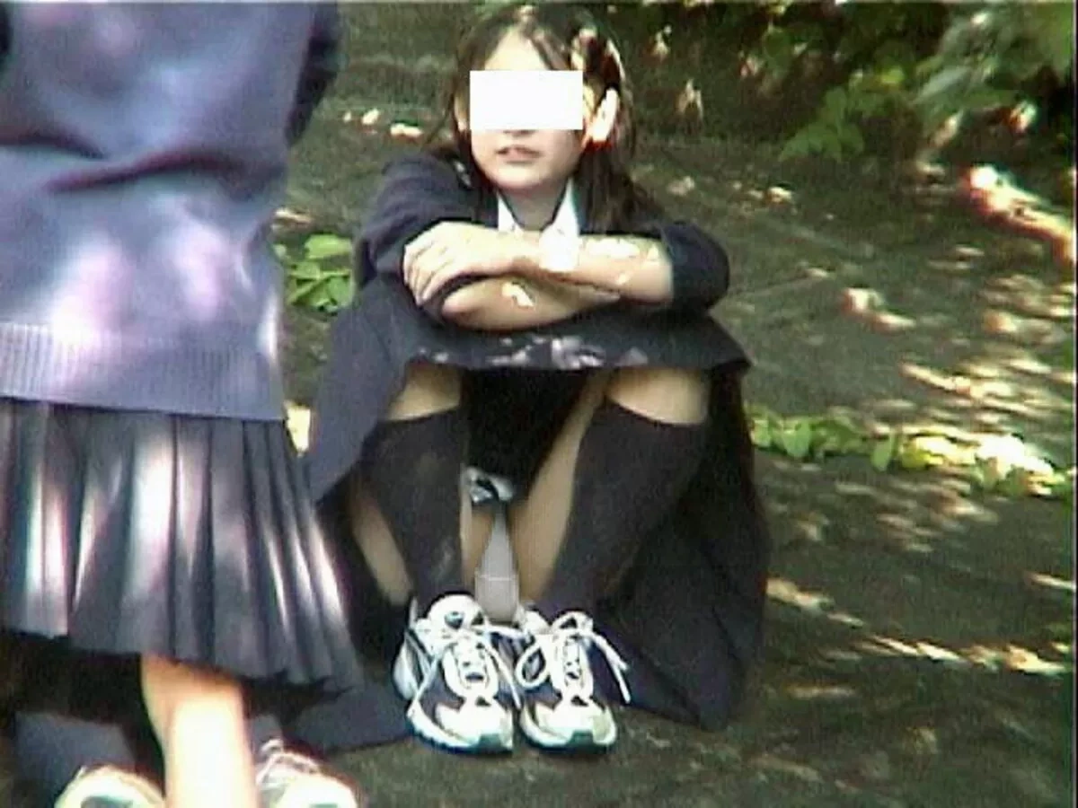 めちゃシコなJKのしゃがみパンチラ画像 10