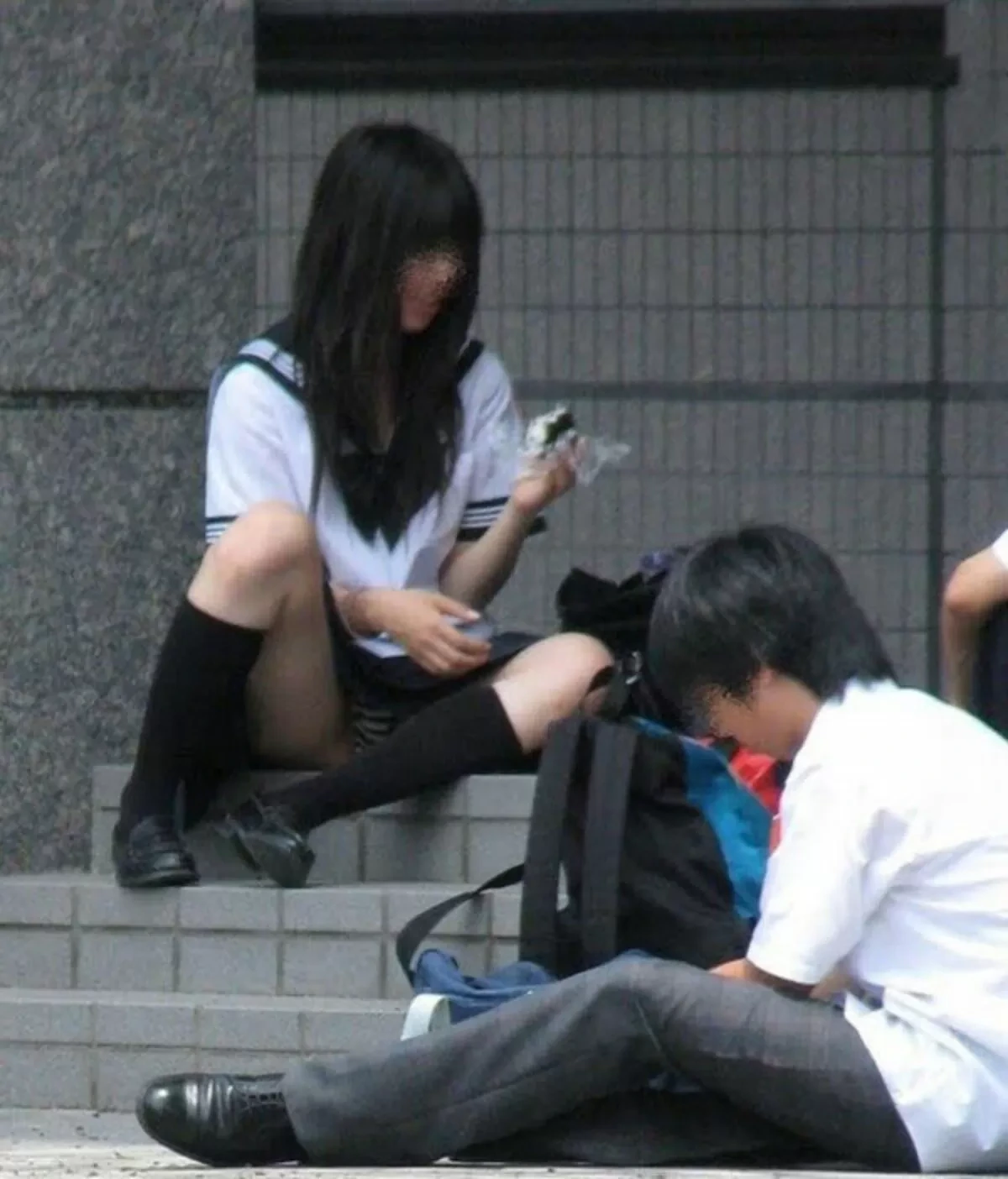 めちゃシコなJKのしゃがみパンチラ画像 12