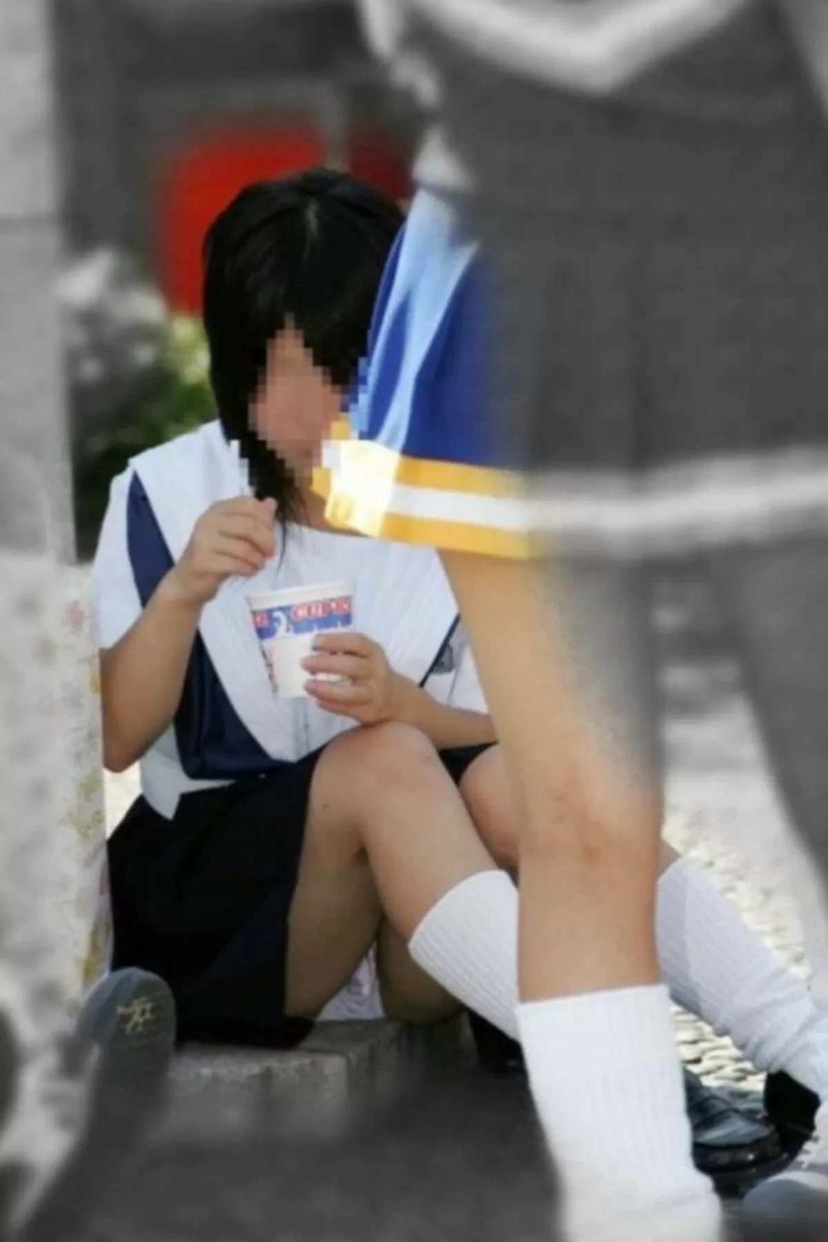 めちゃシコなJKのしゃがみパンチラ画像 14