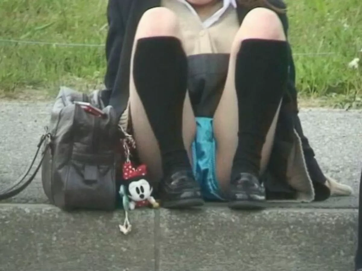 めちゃシコなJKのしゃがみパンチラ画像 19