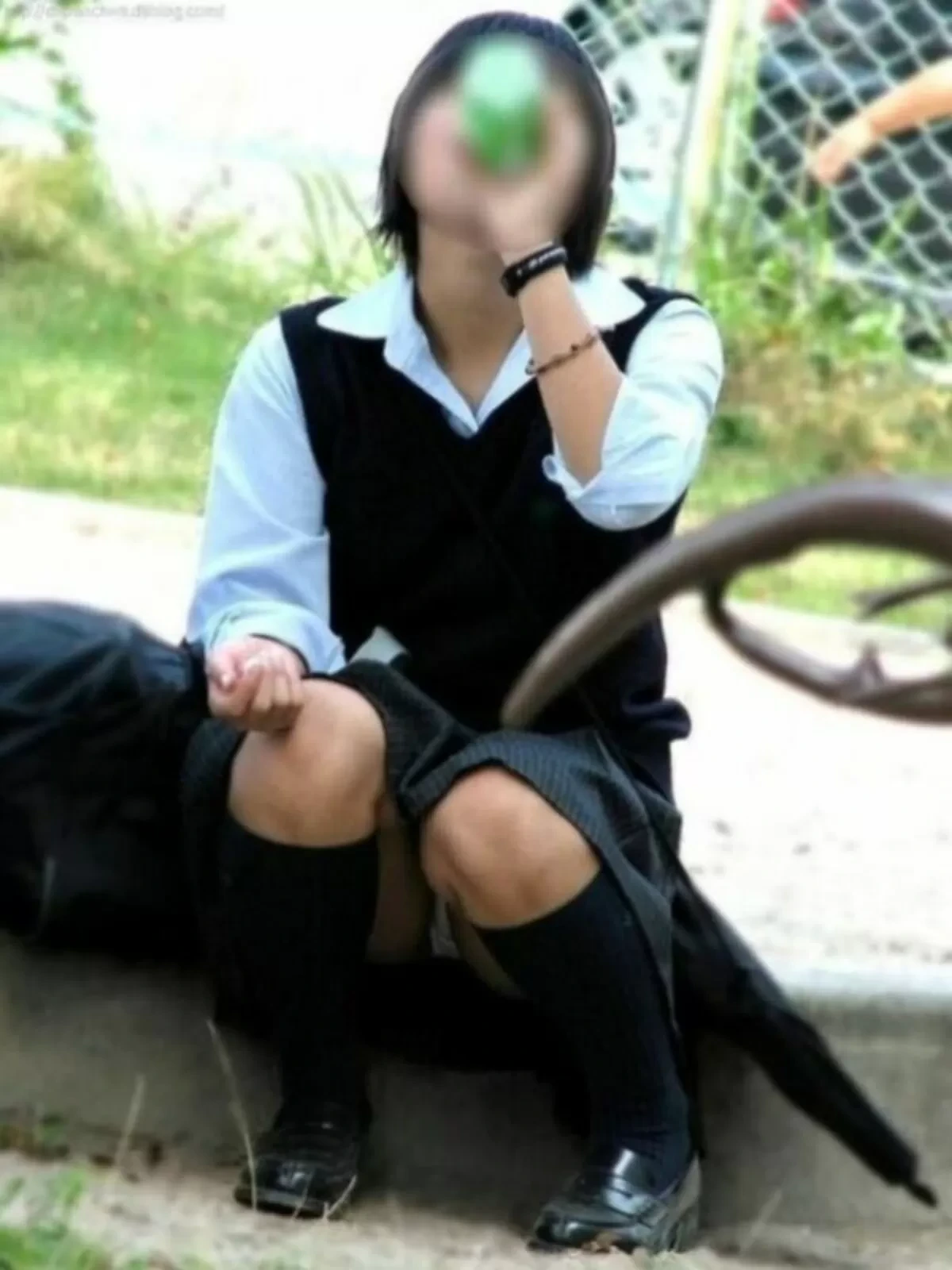 めちゃシコなJKのしゃがみパンチラ画像 17
