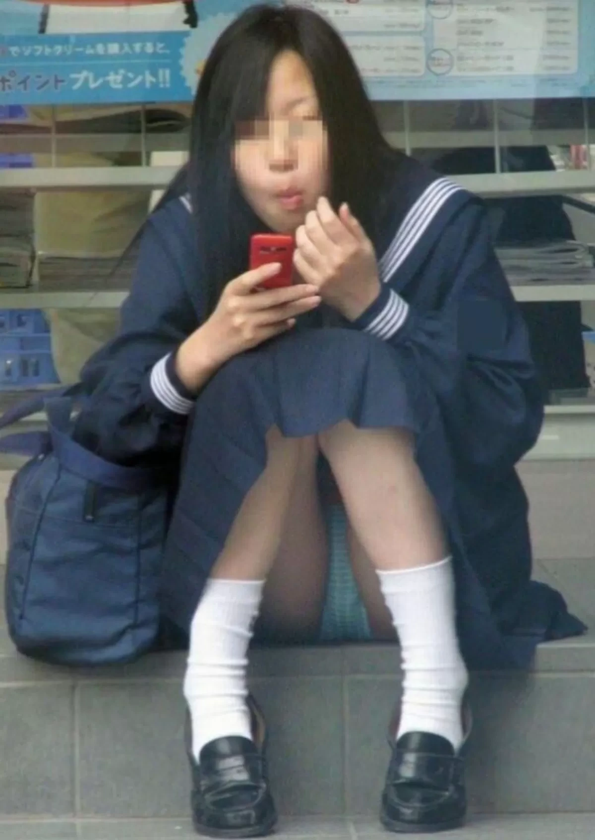めちゃシコなJKのしゃがみパンチラ画像 18