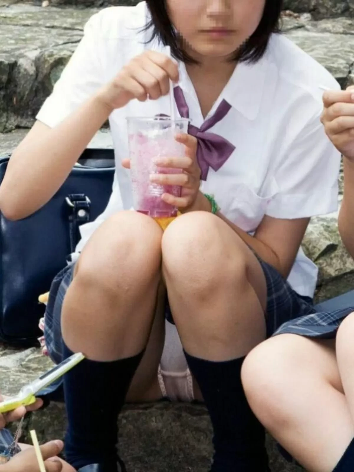 めちゃシコなJKのしゃがみパンチラ画像 22