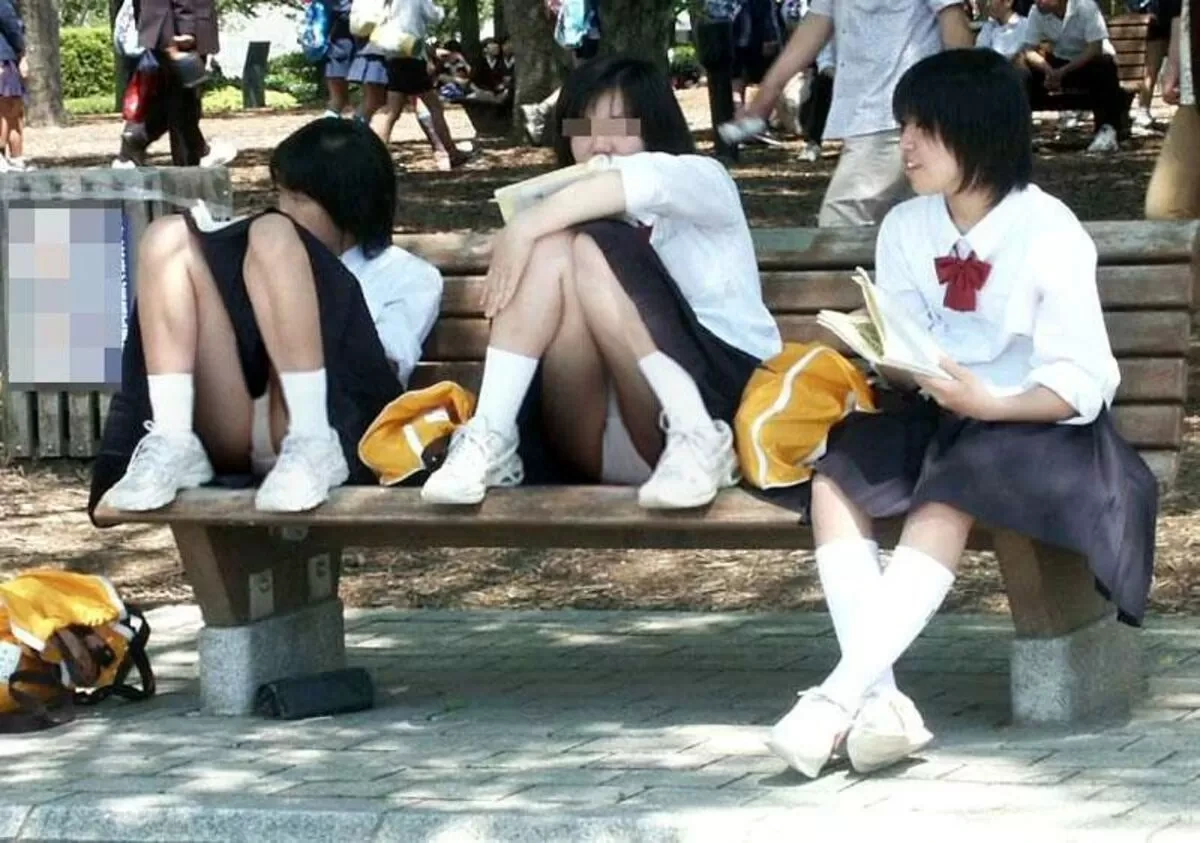 めちゃシコなJKのしゃがみパンチラ画像 24