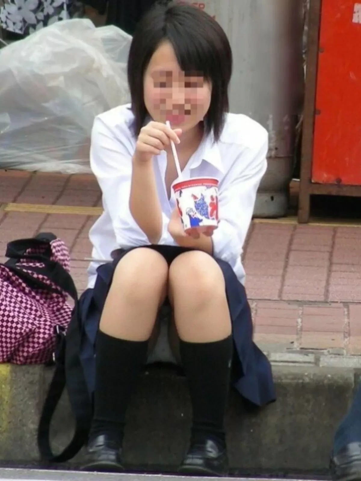 めちゃシコなJKのしゃがみパンチラ画像 23