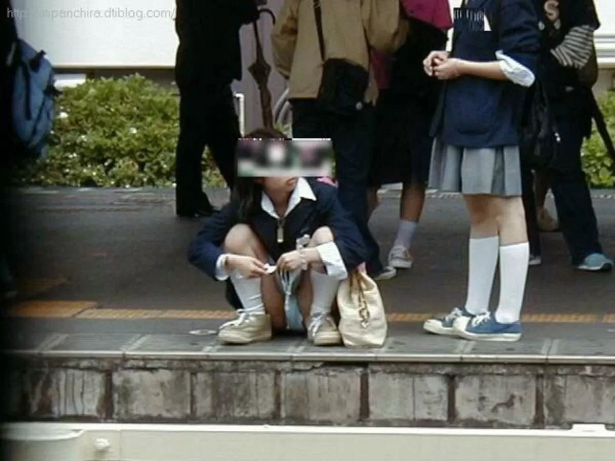 めちゃシコなJKのしゃがみパンチラ画像 25