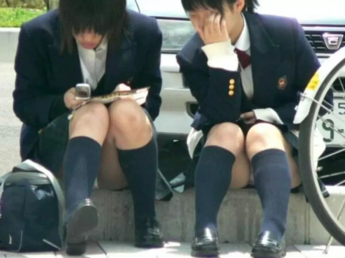 めちゃシコなJKのしゃがみパンチラ画像 27