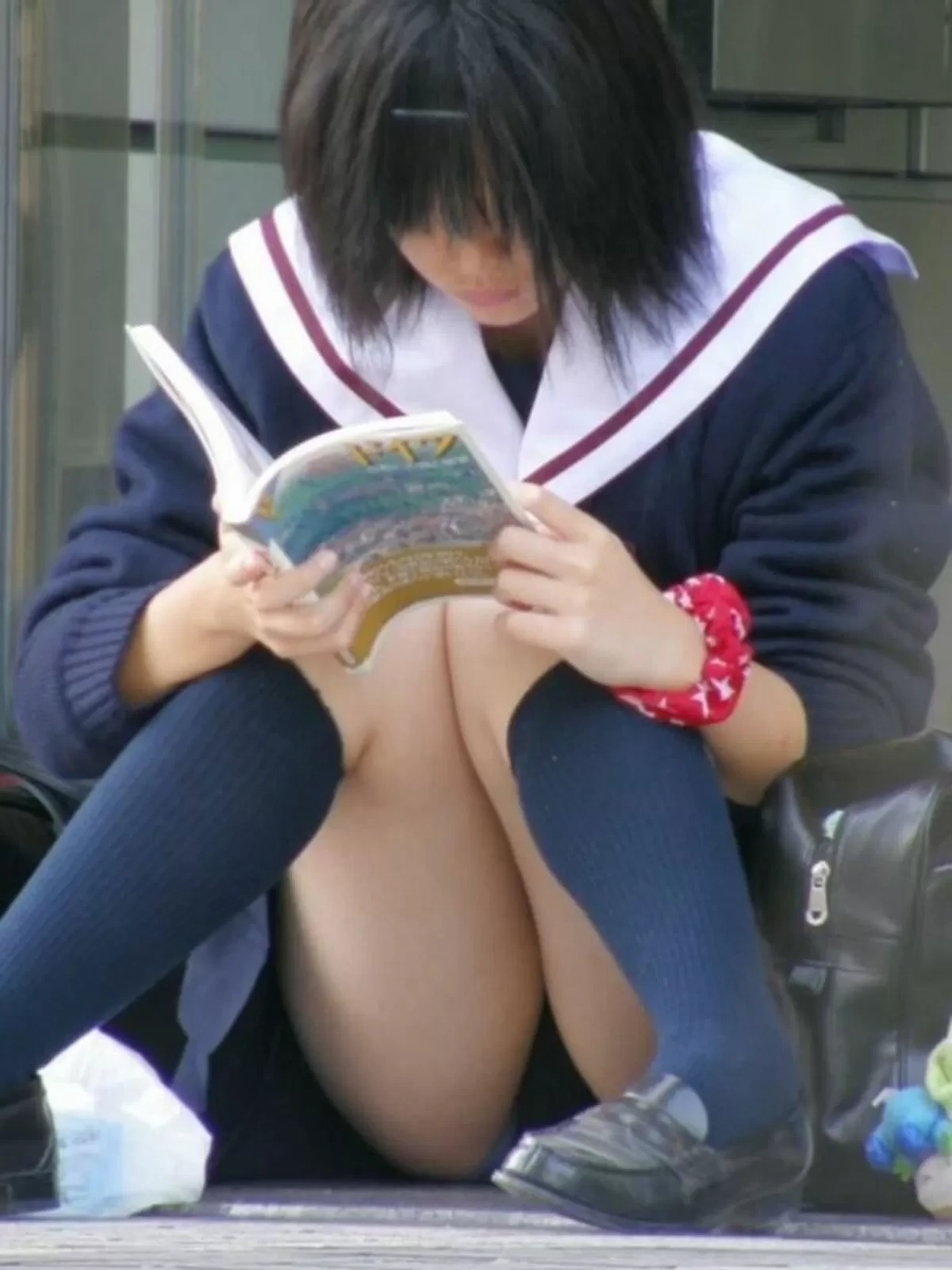 めちゃシコなJKのしゃがみパンチラ画像 28