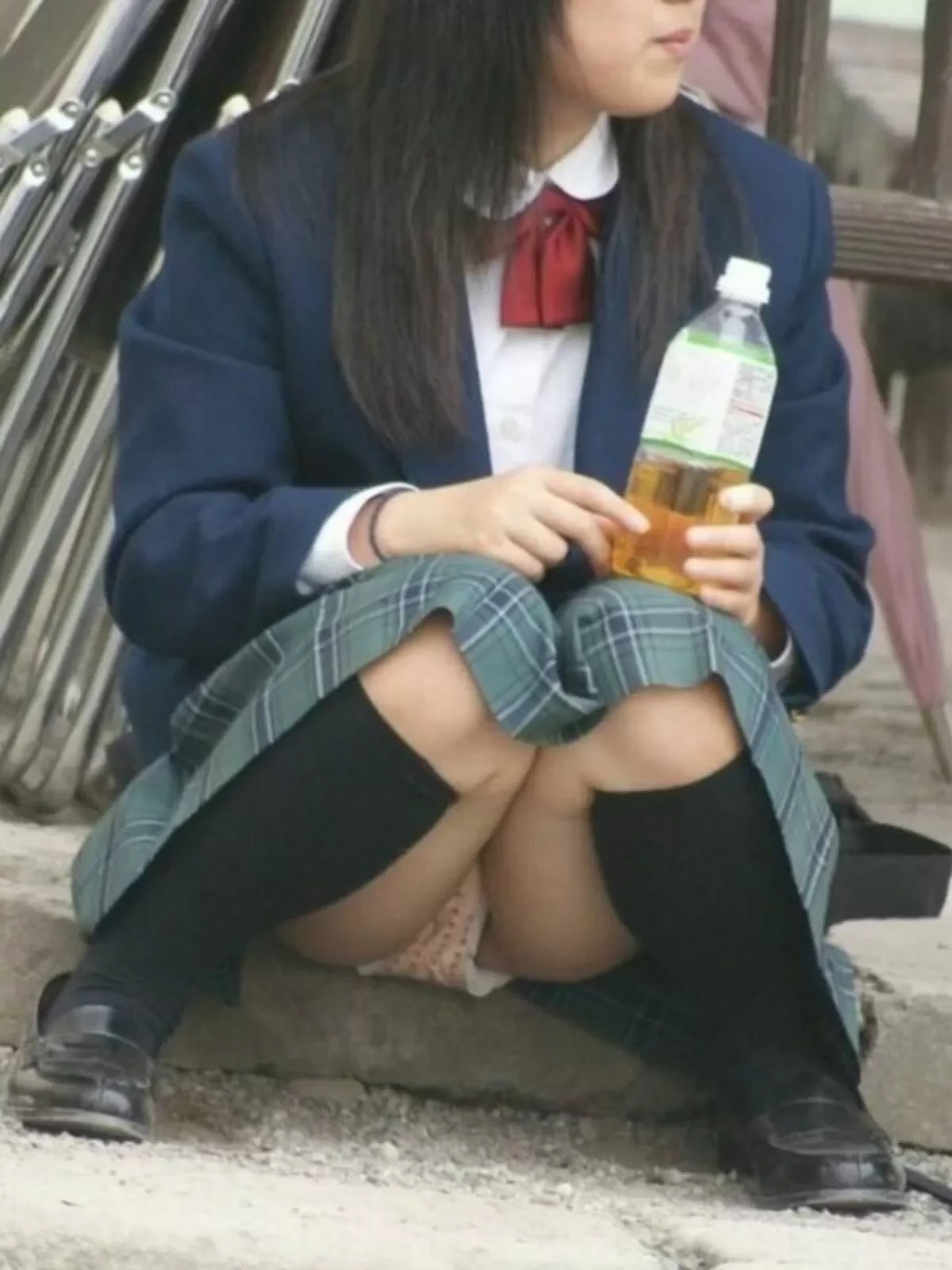 めちゃシコなJKのしゃがみパンチラ画像 29