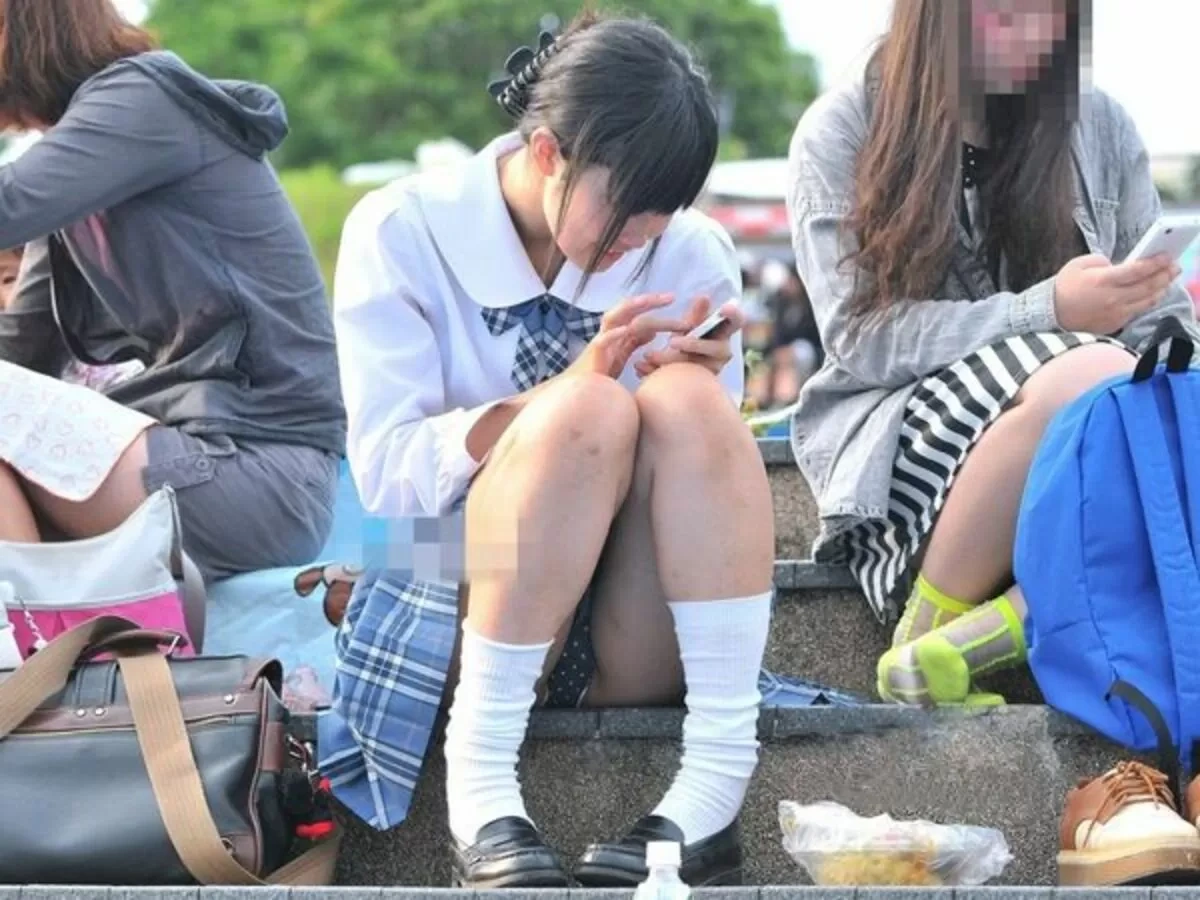 めちゃシコなJKのしゃがみパンチラ画像 30